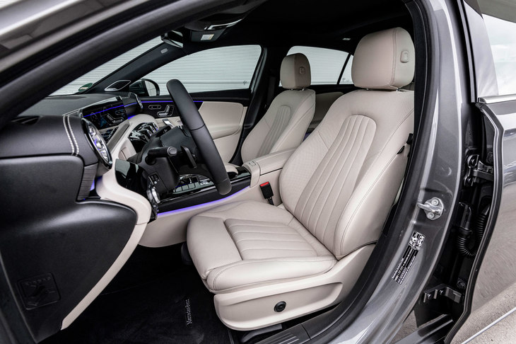 ボディーサイズの拡大やパッケージングの効率化などもあり、車内空間については前席、後席ともに従来モデルよりも頭上まわりや肩まわりのゆとりが増している。