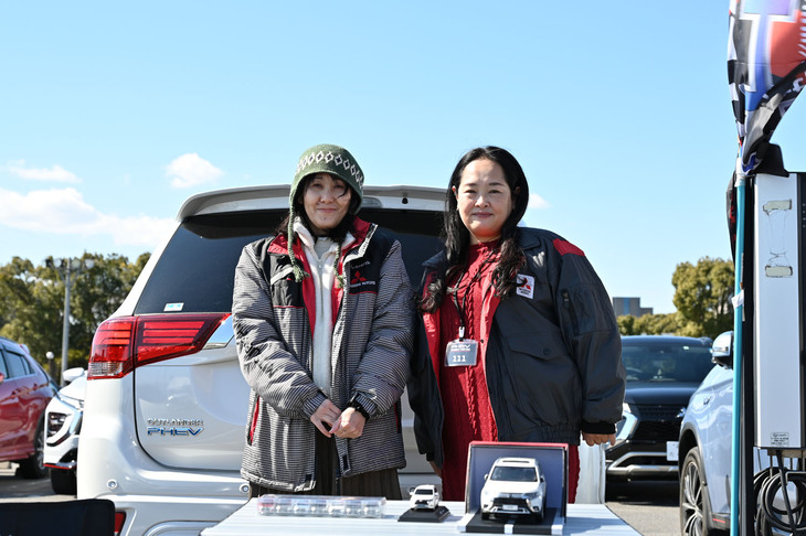 静岡県から参加の森さん（写真右）と飯島さん（同左）。森さんは自分の運転でも酔ってしまうほどクルマ酔いがひどかったのだが、友人の乗る「デリカスターワゴン」では酔わなかったことに感動し、「結婚してもいい」というほどの三菱ファンに。