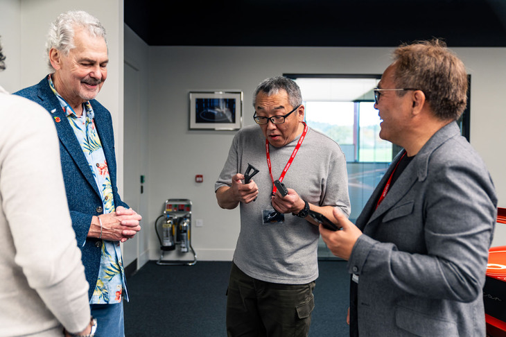 ゴードン・マレー氏から中空メッシュ化されたグリップを渡され、あまりの軽さに思わずこの表情。写真右はwebCGでもおなじみの同業者、西川 淳さん。