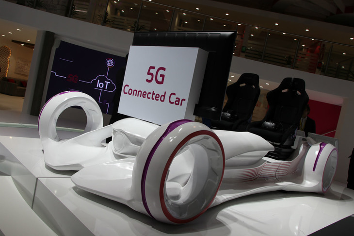 サウジアラビアの巨大通信会社サウジ・テレコムによる5Gコネクテッドカーのデモ機。可動部分の機械的な裏付けは無視されているが、未来感は上々。