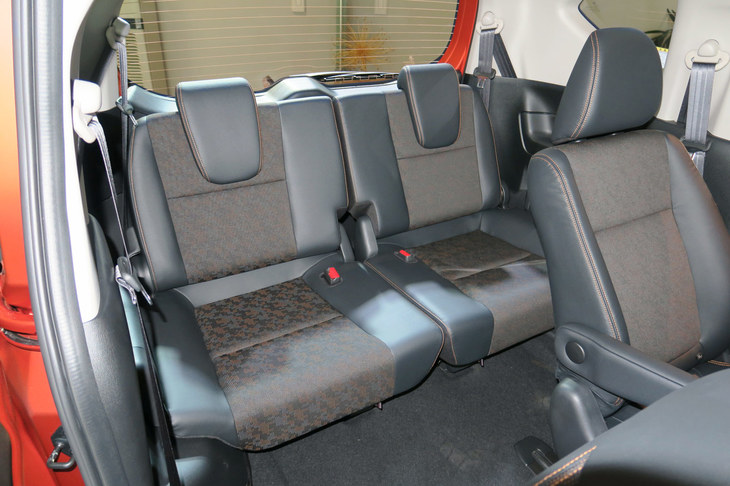 「フリード」の3列目シート（写真）は、広さの点で「シエンタ」のそれよりベター。ただし、座面と床との距離が近く、乗員の膝が浮いてしまう傾向がある。
