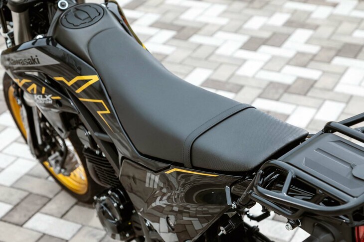 シート高は845mmとかなり高めだが、ご覧のとおりのスリムなボディーもあって、足つき性はそこまでわるくない。車重も非常に軽いので、取り回しで不安を感じることはないだろう。