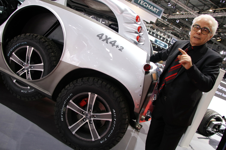 「4×4＋2」のアイコンである「電気駆動スペアタイヤ」を熱く解説するフランコ・スバッロ氏。