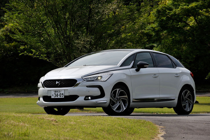 一部改良を受けた「DS 5」。特別仕様車「エディション1955」と同じ、新世代のデザインコンセプトにそったフロントマスクが用いられた。