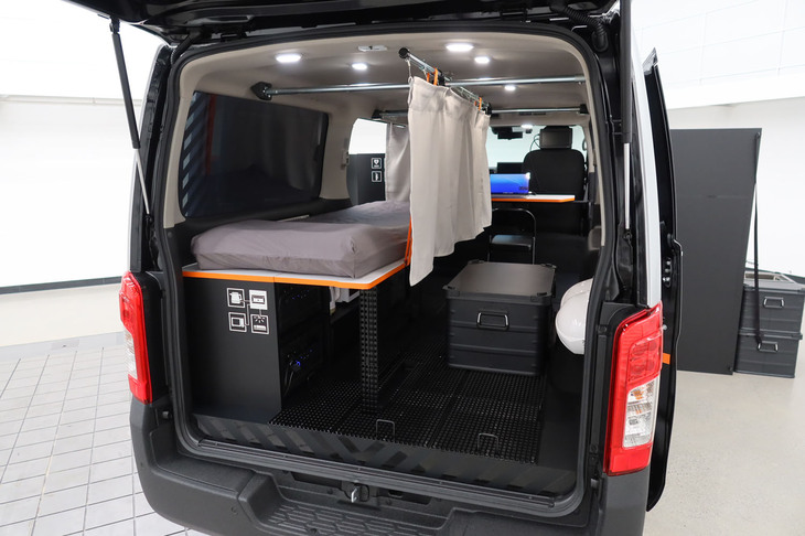 日産ディザスターサポートスペック（後方から見た車内の様子）