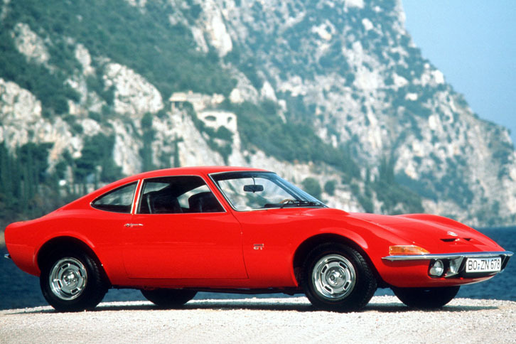 コンセプトカーの「エクスペリメンタルGT」が好評だったことを受けて、1968年にその量産型となる「オペルGT」が発売された。
