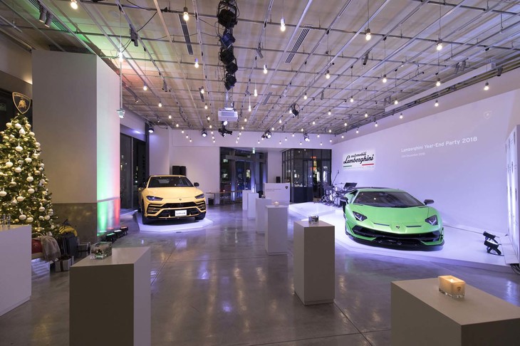 「Lamborghini Year-End Party」の会場となった東京・虎ノ門のTHE CORE KITCHEN／SPACEの室内に「アヴェンタドールSVJ」と「ウルス」が展示された。