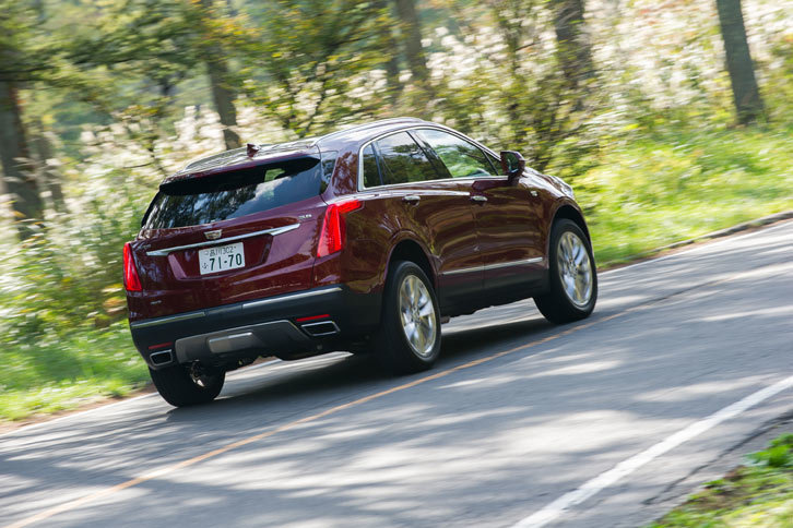 「XT5」は、新型プラットフォームの採用によりボディーの剛性強化と軽量化を同時に実現。日本仕様の車両重量は1990kgと、従来モデルの「SRXクロスオーバー」から70～90kg軽くなっている。