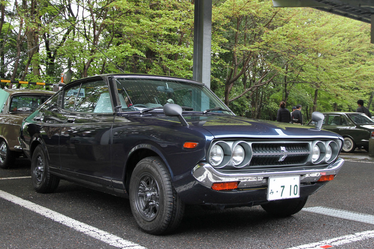 1974年「日産バイオレット ハードトップ1600SSS」。510「ブルーバード」の後継モデルとして登場した、型式名710こと初代バイオレットのスポーティーグレード。東日本大震災で被災したが、復活させたクルマという。