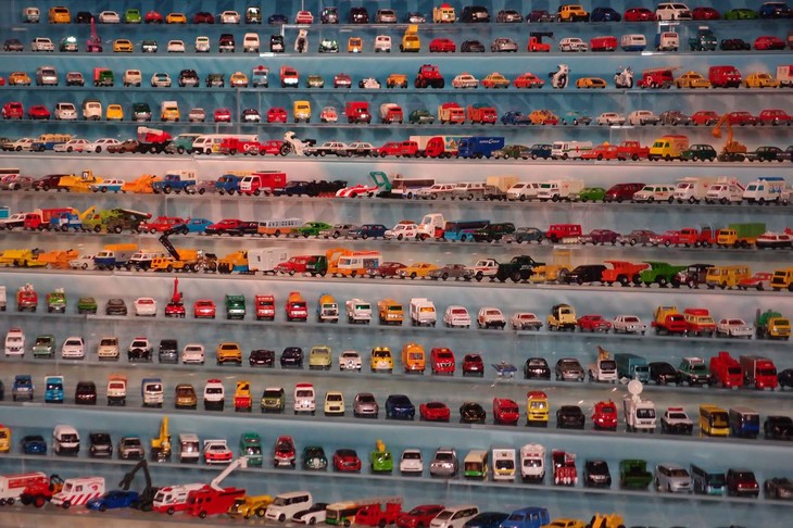 色とりどりのトミカ。タカラトミーによれば、これまでの取り扱い車種は累計で1050種以上で、国内では6億7000万台が販売された。