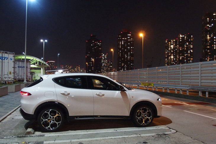 ボディーサイドのショルダーラインは往年の「ジュリアGT」を、リアのサイドガラスは「8Cコンペティツィオーネ」をモチーフにデザインされているという。ヘリテージと先進性を融合したデザインがトナーレの特徴だ。