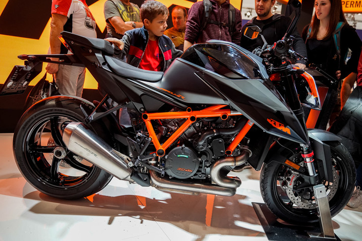 KTMのV型2気筒エンジンを搭載したスポーツネイキッドモデル「1290スーパーデュークR」が進化した。エンジンの出力特性を改善し、出力アップも実現。シャシーやスタイリングも一新した。