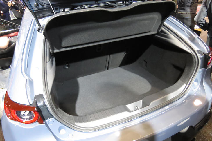 マツダ3カスタムスタイル（ラゲッジスペース）