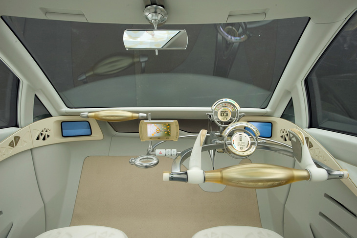 「FT-EV II」のインストゥルメントパネルまわり。ステアリングホイールはなく、2本のジョイスティックで加速・制動・操舵のすべてを操作する仕組みとなっていた。