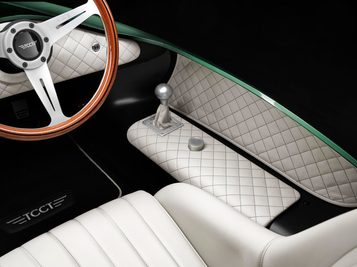 コックピットのマテリアルにも贅（ぜい）が尽くされているのがわかる。変速器は6段+後退。（photo：Pininfarina）