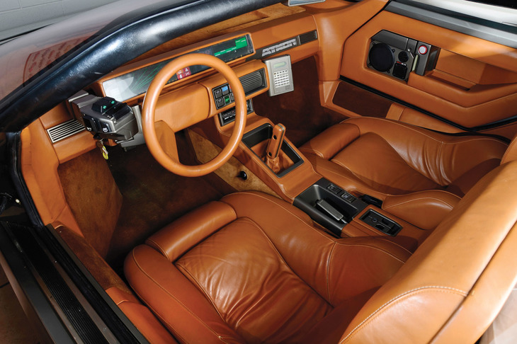 ベルトーネが開発したコンセプトカー「アトン」のインテリア。当時考えられていた未来的なインストゥルメントパネルと、ラグジュアリーなシートの組み合わせが目を引く。