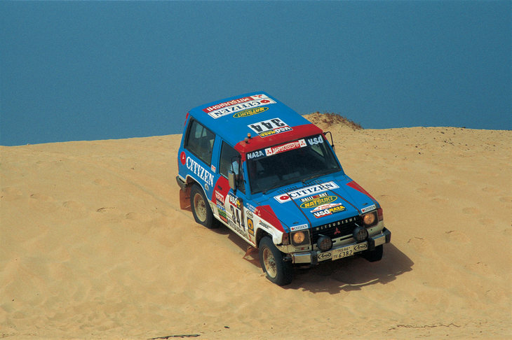 1986年のダカールラリーにおいて、篠塚建次郎のドライブする「三菱パジェロ」。同大会で篠塚はクラス6位、総合46位という成績を残す。