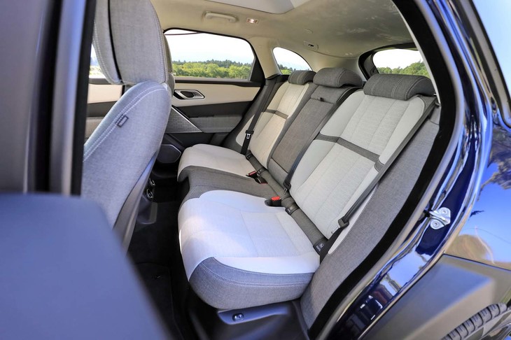 後席にも電動調節機構が備わる。身長167cmの筆者にとっては広さは文句なし。足を組むこともできる。