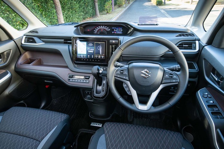 「ソリオ バンディット」の内装はボルドーとブラックのコーディネート。センターメーターは先代譲りだが、ドライバー側に向けてレイアウトされたところが新しい。