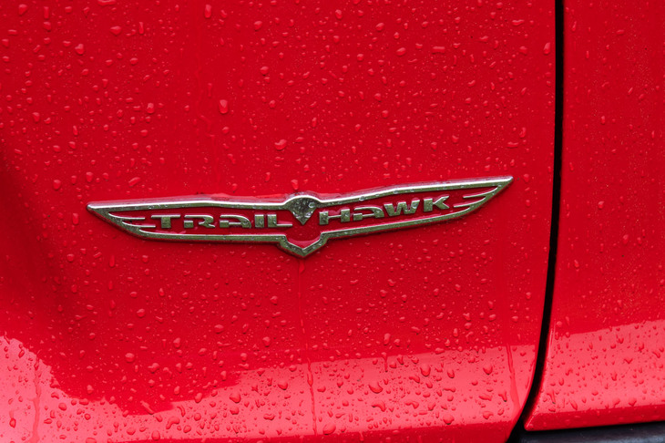 上級グレード「トレイルホーク」には、減速比2.92：1のローレンジやリアロッキングデファレンシャルなど、悪路を走るための機能や装備が採用されている。