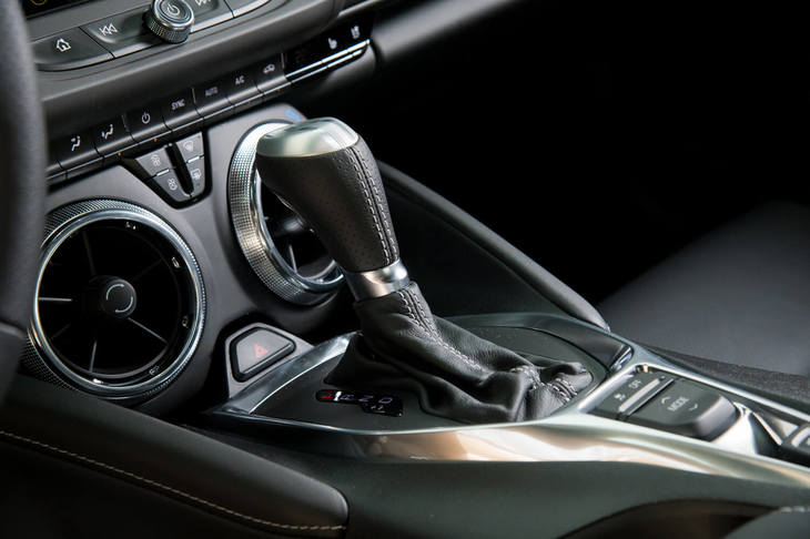 トランスミッションはトルコン式の8段AT。ギア比は4.62（1段）～0.66（8段）で、3.27という最終減速比との組み合わせにより、変速比は総じてライバルより低めとなっている。