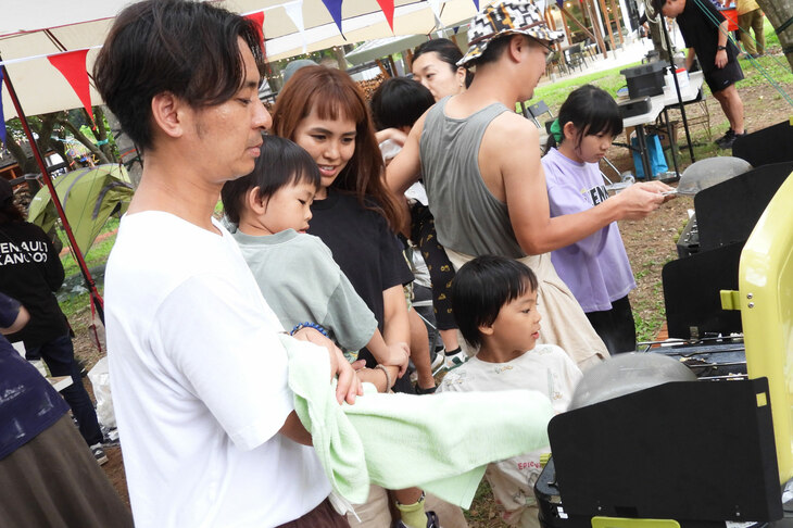 こちらのお父さんは、タオルで油はねをガードしつつフライパンをシェイク。この慣れた手つき……タダ者ではないな。