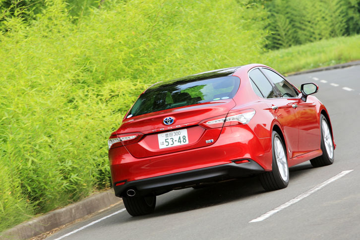 新開発の、軽量・高剛性ボディーやサスペンションが採用された新型「カムリ」。「意のままに操れる操舵フィーリング」が追求された。