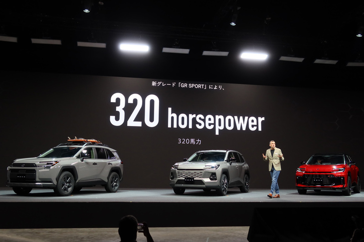 2025年5月21日の発表会にて、デザインの異なる3種類の新型「RAV4」を紹介する、トヨタのサイモン・ハンフリーズ チーフブランディングオフィサー。デザイン領域統括部長も務める人物だ。