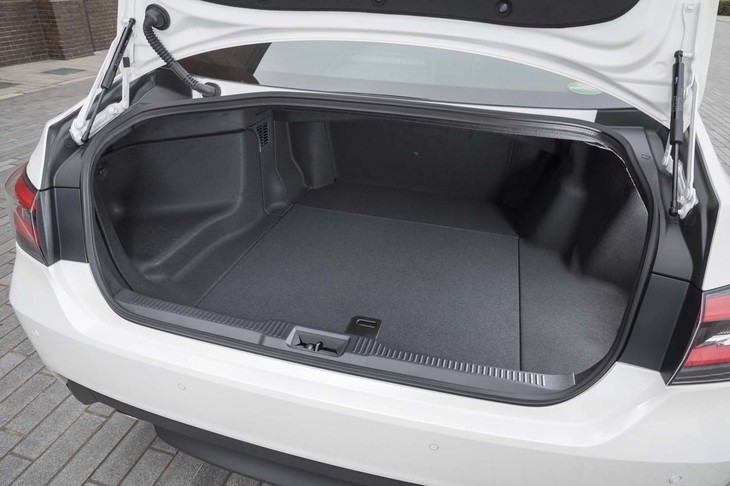 独立したトランクルームは、セダンの特徴のひとつ。9.5インチのゴルフバッグを4つ積載でき、開口部が広いため、荷物の積み込みも容易である。