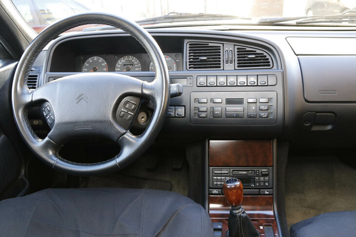 1999年式。1995年モデルイヤー以降の内装は、1993年の「シトロエン・エグザンティア」のそれと似たものとなり、エアバッグが装備された。