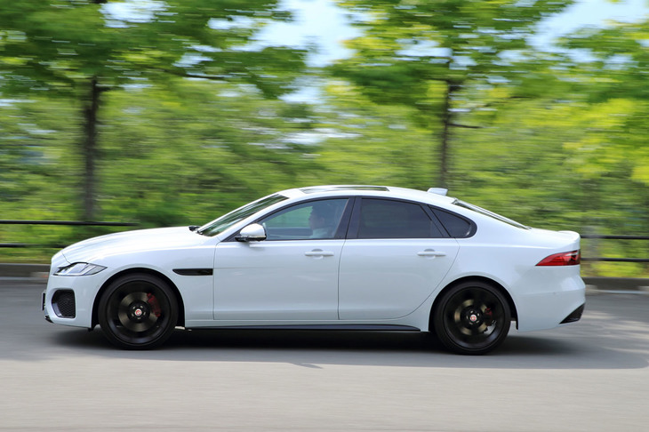 試乗車にはオプションの「ブラックエクステリアパック」が採用されており、フロントグリルモールやウィンドウモールディング、フェンダーベントなどがブラックとなっていた。