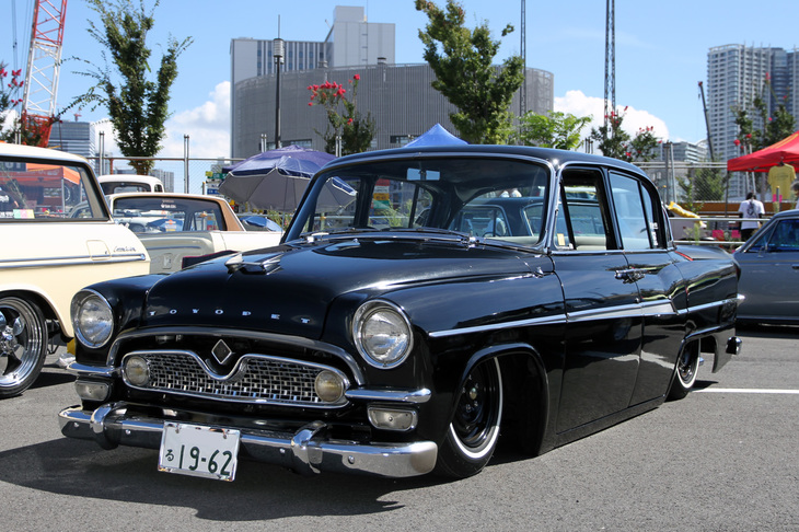 型式名RS31こと、初代「クラウン」の最終型である1962年「トヨペット・クラウン1900デラックス」。見たところ、ペッタペタにローダウンされているほかはノーマルのようだが……。