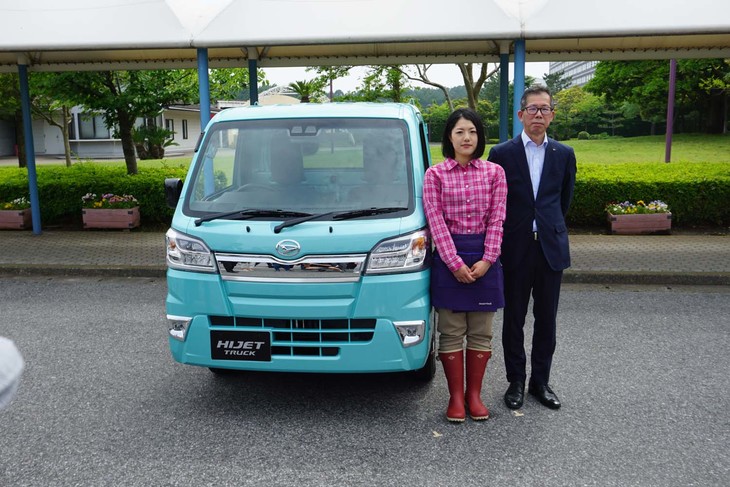 試乗会でプレゼンテーションをした「農業女子プロジェクト」のメンバー、竹ノ内真理子さん（写真左）。長野県長野市でりんご農家を営む竹ノ内家では、軽トラックが必須アイテム。普段の買い物やちょっとしたお出掛けにも利用するため、オシャレな仕様が欲しかったそうだ。