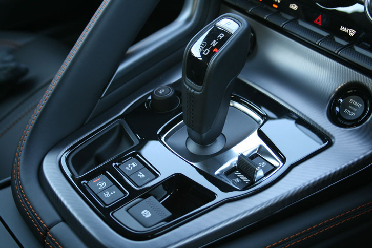 シフトセレクターはガングリップタイプとなる。