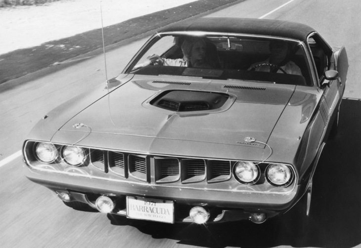 1971年「プリムス・ヘミ クーダ」。クーダは「バラクーダ」の高性能版で、なかでもヘミ クーダはその名のとおり425PSを発生する426（7リッター）ヘミを積んだ最強モデル。