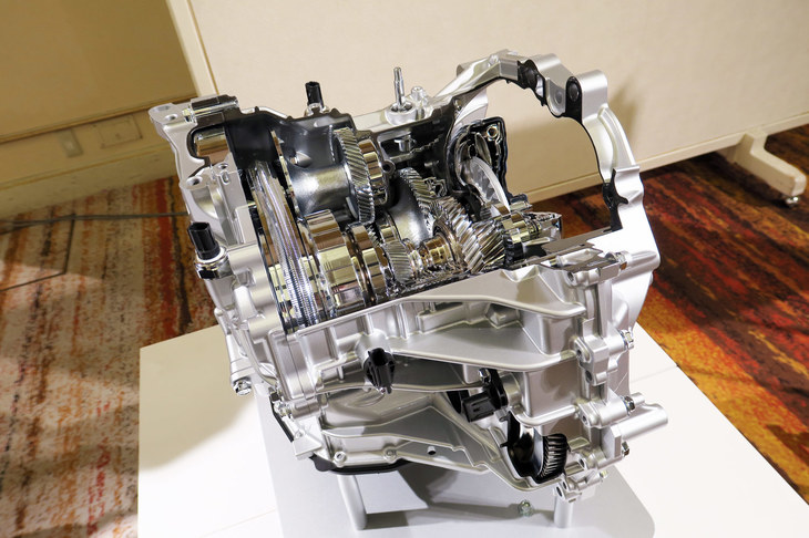 ベルト式CVTと遊星ギアを組み合わせた「デュアルモードCVT（D-CVT）」のカット模型。通常のCVTより、大幅な変速比幅のアップを実現している。