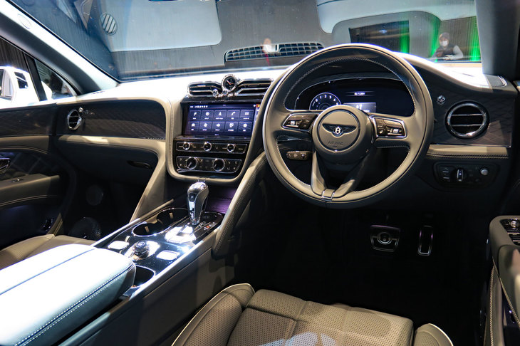 ベントレー・ベンテイガ ハイブリッド（インストゥルメントパネルまわり）