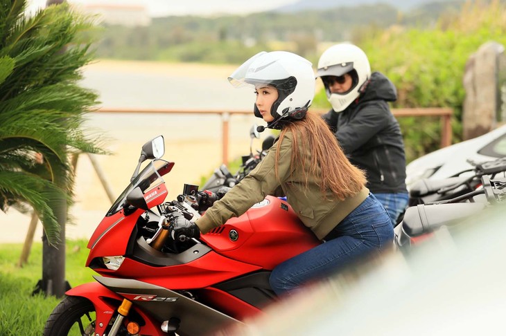 今回の沖縄旅をともにしてくれた友村麗奈さん（写真手前）。ダンスの世界大会優勝経験を持つアスリートで、大型二輪免許、2級小型船舶免許も所持している。