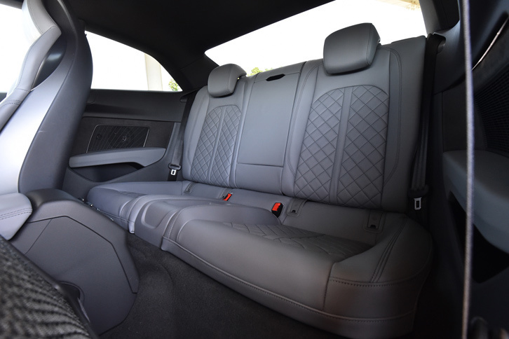 「A5／S5クーペ」の後席は2人乗り（スポーツバックは3人乗り）。写真には写っていないが、前席のセンターコンソールの背面には、後席用のエアコン吹き出し口とシガーソケットが設けられている。