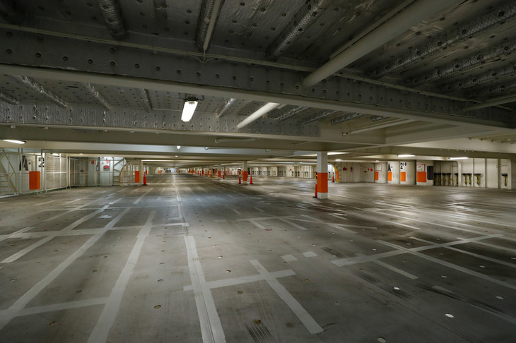 クルマが運びこまれる前の、“がらんどう”の状態のデッキ。まずは積み下ろしの順番に合わせ、どのクルマをどこに積むかのプランを組むことから荷役の作業は始まる。