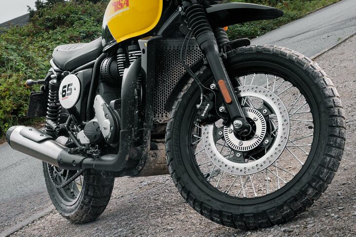 タイヤサイズは前が110/80-19、後ろが150/70R17で、ピレリのデュアルパーパスタイヤ「スコーピオンラリーSTR」を装着。ブレーキは前後ともにブレンボ製だ。