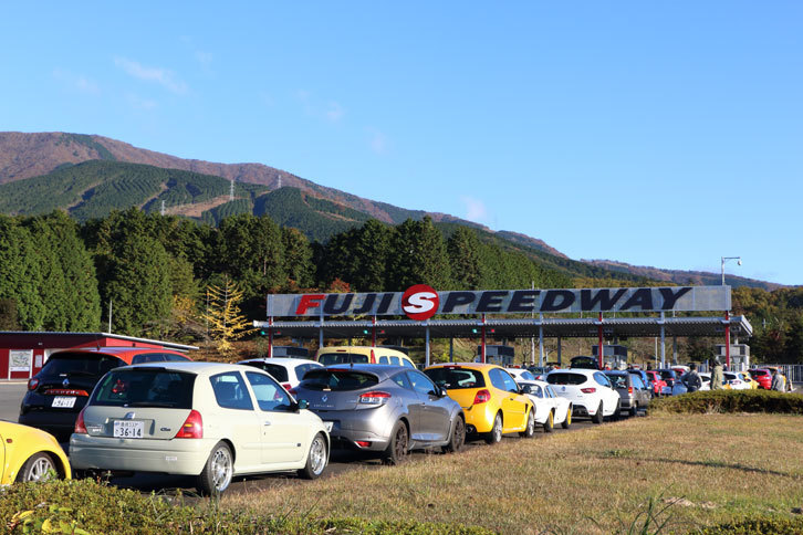 午前8時のイベント観覧者向けのゲートオープンを待ち、ずらりと入場口に並ぶルノー車。なんと先着200台は入場無料だった。