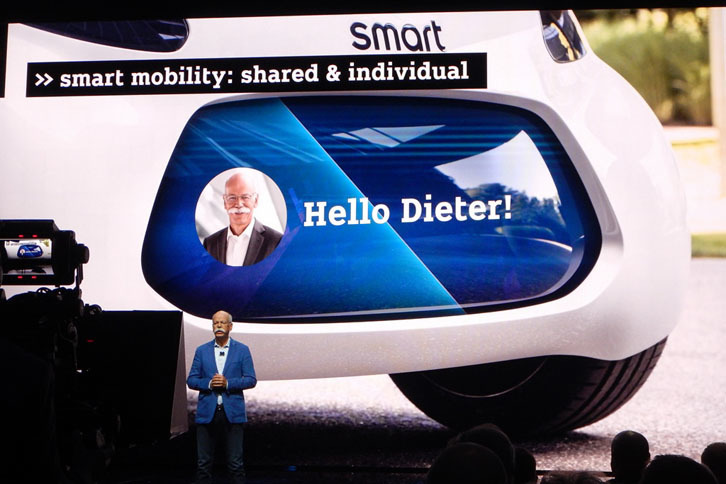 まずはダイムラーのディーター・ツェッチェ会長が登壇。