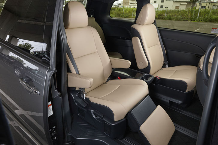 前後800mmのロングスライドが可能な、2列目キャプテンシート。ひざ下をサポートするオットマンも標準で備わる。