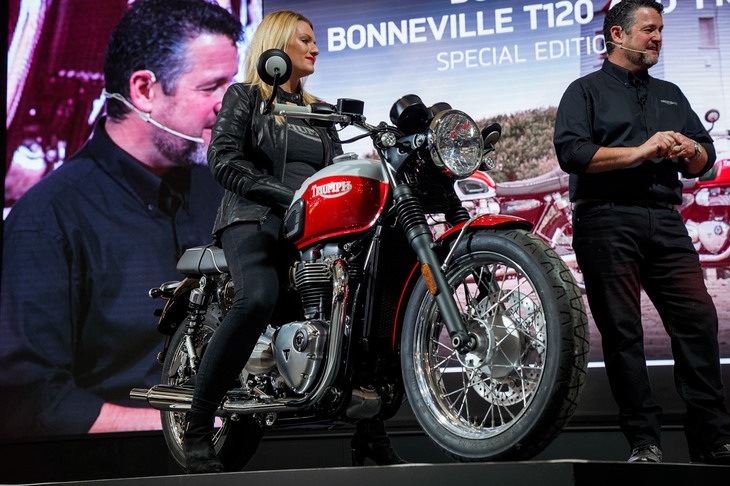 同じくトライアンフの特別モデル「ボンネビルT100 BUD EKINS Special Edition（バド・イーキンス スペシャルエディション）」。「T120」と同スタイリングながら、排気量900ccのコンパクトなエンジンを搭載している。