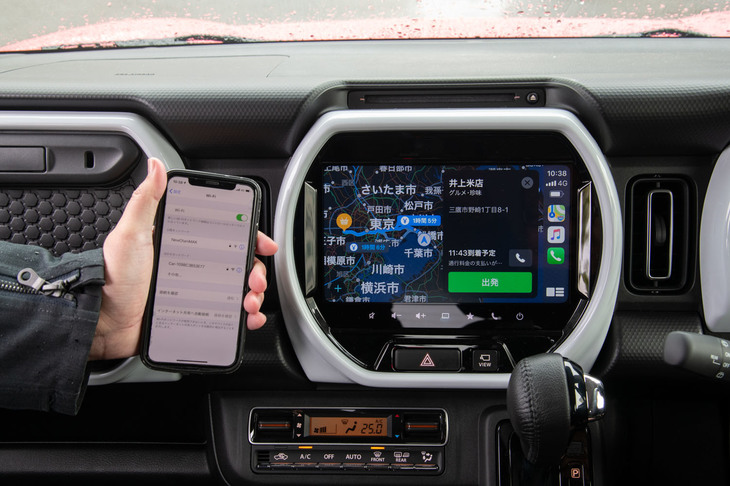 インフォテインメントシステムの進化も新型のポイント。カーナビの自車測位は「みちびき」および「GLONASS」に対応。スマートフォンとの連携機能もWi-Fiによる無線接続が可能となっている。