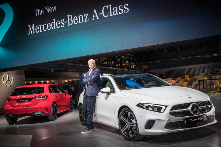 ダイムラーのディーター・ツェッチェ会長と新型「メルセデス・ベンツAクラス」。先代に比べホイールベースが30mm延長されるとともに、フロントのトレッド幅も14mm広げられている。Cd値は0.25とクラストップ。