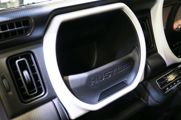 助手席側のインパネアッパーボックスは、フタのないオープンタイプとなる。