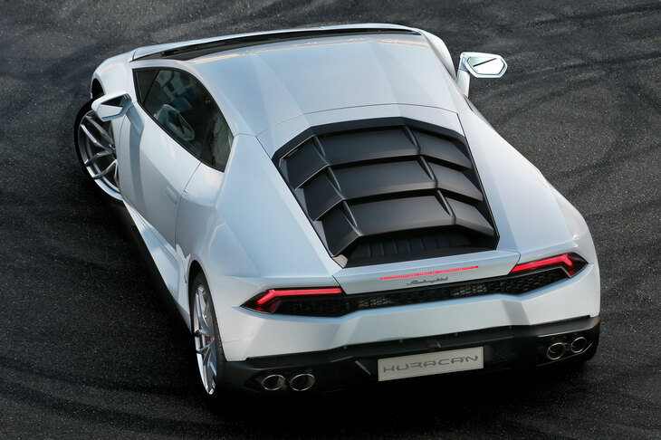 俯瞰（ふかん）寄りのリアクオータービュー。ドアパネルなどに注目すると、後ろへ向けて大きく絞り込まれたフロント／ドアのセクションの形状がよくわかる。いっぽうリアまわりでは、ルーフとリアカウル、そして左右に張り出したリアアフェンダーが、ひとつのカタマリとなっている。