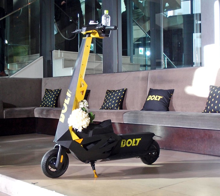ボルト・モビリティーが提供する電動キックボード「ボルト・チャリオット」。一充電あたりの走行距離は55kmで、最高速は24.1km/hと公表される。バッテリー装着時の総重量は36kg。